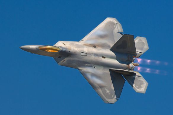 800px-Lockheed_Martin_F-22A_Raptor_JSOH