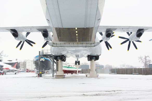 1024px-Antonov_An-22_Antaeus_landing_gear_Speyer