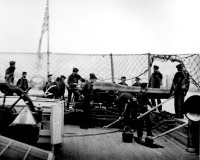 civil-war-051_Gun_crew_of_a_Dahlgren_gun_at_drill_aboard_the_U.S._gunboat_Mendota,_1864.