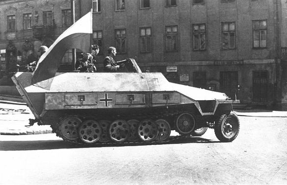640px-Warsaw_Uprising_-_Captured_SdKfz_251_(1944)
