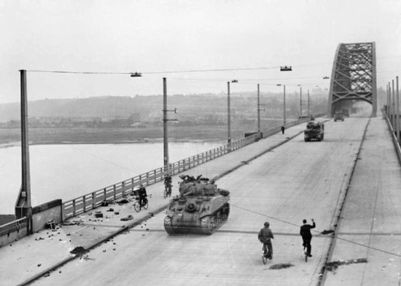 British_XXX_Corps_cross_the_road_bridge_at_Nijmegen