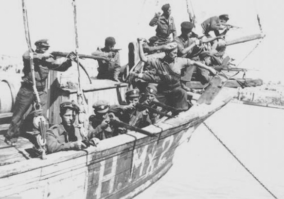 Marinos-del-ELAN-en-un-patrullero-tras-la-liberacion-de-Lesvos-1944