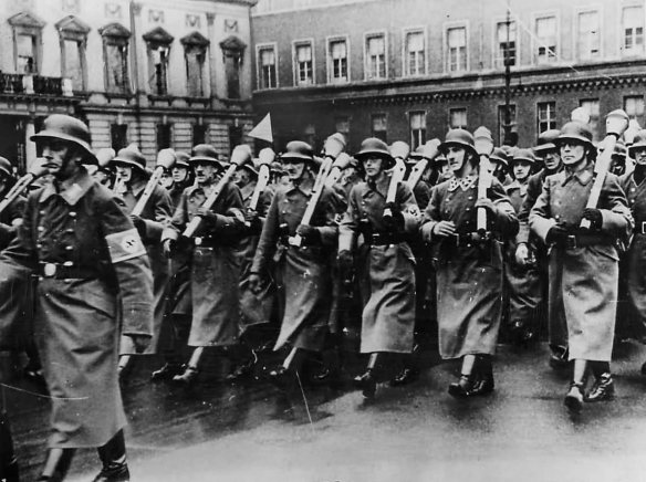 german_volkssturm_marching_with_panzerfausts_in_berlin_1944