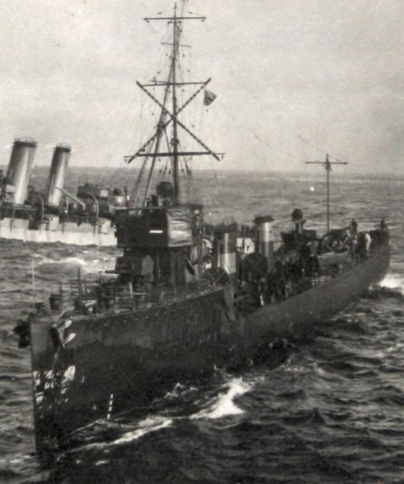 HMS_FURY_(1911)_attending_Audacious