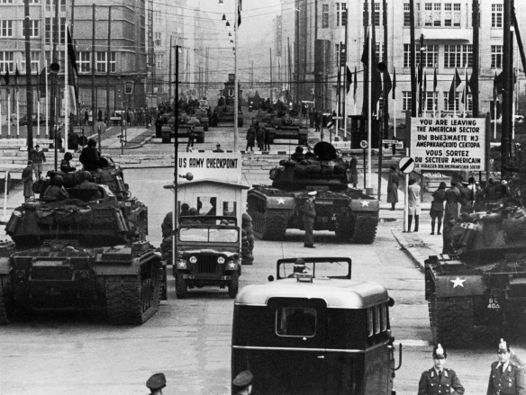 The standoff at Checkpoint Charlie Soviet tanks facing American tanks, 1961 (1)