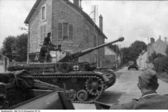 Frankreich, Panzer bei Fahrt durch eine Ortschaft