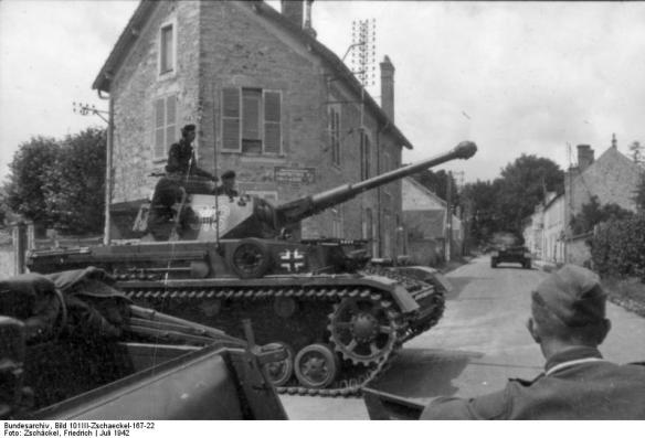 Frankreich, Panzer bei Fahrt durch eine Ortschaft