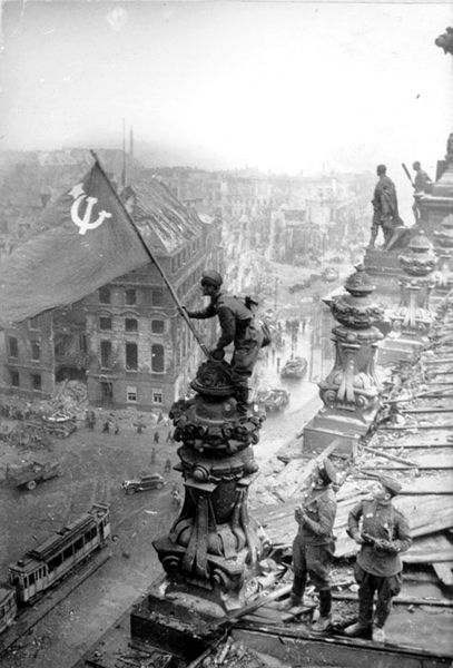 soviet-flag-on-roof-of-reichstag-berlin