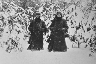 Soldiers_on_guard_in_December_1941_to_the_west_of_Moscow