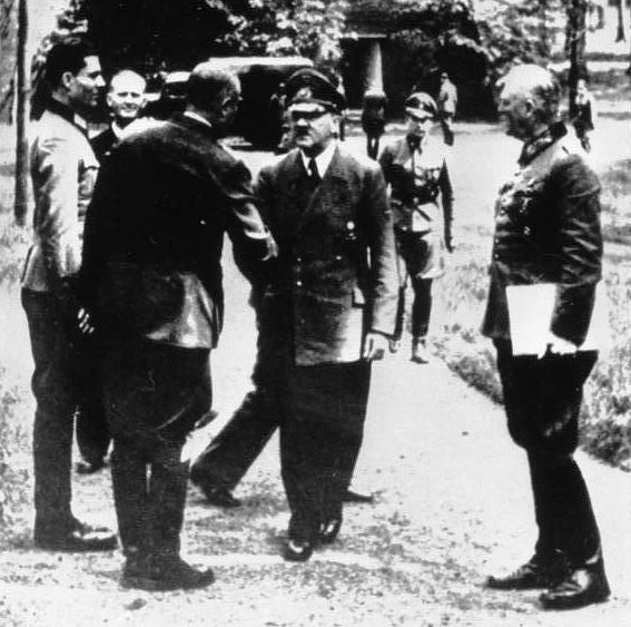 Bundesarchiv_Bild_146-1984-079-02,_Führerhauptquartier,_Stauffenberg,_Hitler,_Keitel_crop