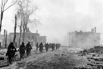 Army-Group-North-cyclist-column-of-German-soldiers-entering-Novgorod-Aug-1941-01