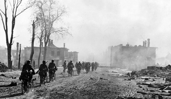 Army-Group-North-cyclist-column-of-German-soldiers-entering-Novgorod-Aug-1941-01