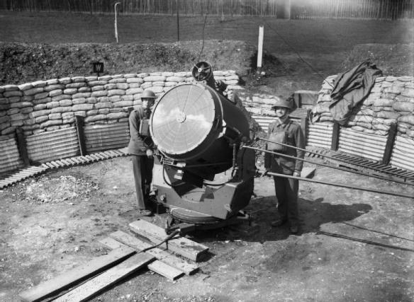 An_anti-aircraft_searchlight_and_crew_at_the_Royal_Hospital_at_Chelsea_in_London,_17_April_1940._H1291