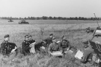 Westfeldzug, Rommel bei Besprechung mit Offizieren