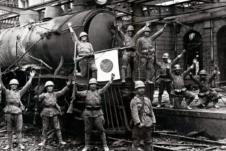 Japanese-troops+train-engine_Hankow-1938