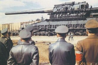 the-gustav-gun-an-80cm-railway-gun-and-the-largest-calibre-rifled-weapon-ever-u