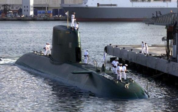 254139-israeli-new-dolphin-class-submarine-docks-in-haifa-port-july-27-on-arr