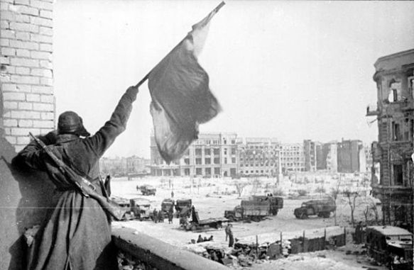 600px-Bundesarchiv_Bild_183-W0506-316,_Russland,_Kampf_um_Stalingrad,_Siegesflagge