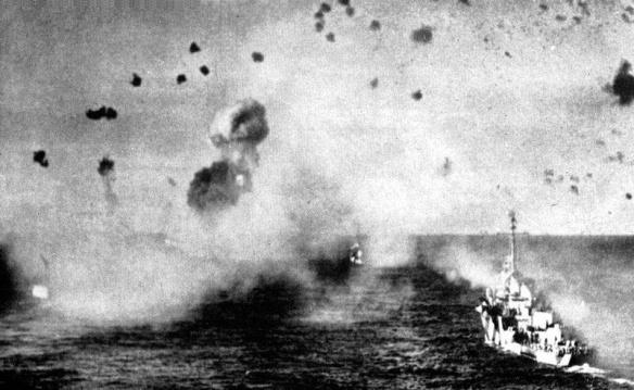 800px-US_ships_under_attack_in_Lingayen_Gulf_January_1945