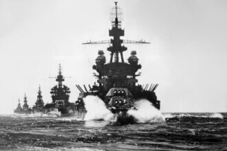 US_warships_entering_Lingayen_Gulf_1945
